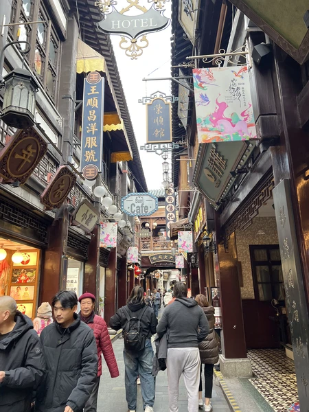 Экскурсия прошла очень интересно и насыщенно. Анна рассказывала много исторических событий: о стране, городе, отвечала на