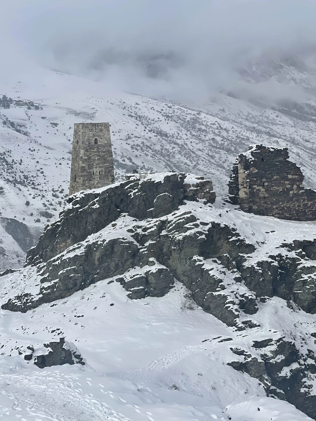 Потрясающая поездка! Величественные горы, чистейший воздух и неповторимая атмосфера. Узнал много нового об истории и культуре