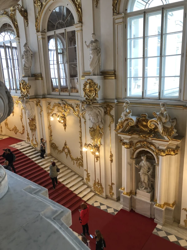 Скрытые сокровища Эрмитажа: экскурсия в Золотую кладовую (без очереди)