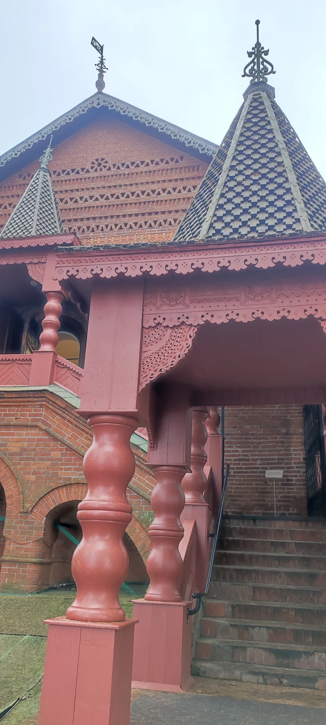 Марина прекрасный компетентный рассказчик, который непременно влюбит вас в Углич! Сковь века и эпохи рассказ затронет