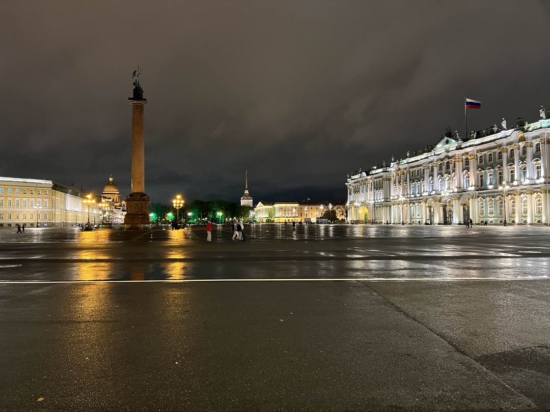 Не смотря на дождливую погоду, провели время с удовольствием. Нашим гидом был Александр Е. Рассказал много