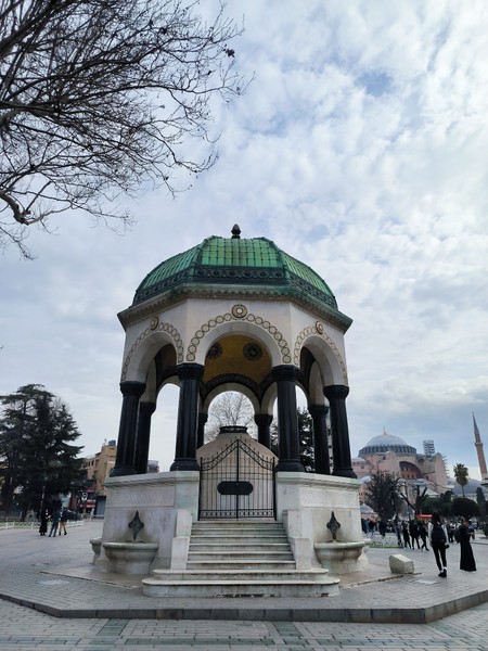 Неплохой русский язык, но рассказ достаточно скромен, как и маршрут. Покрутились у одной точки - дошли