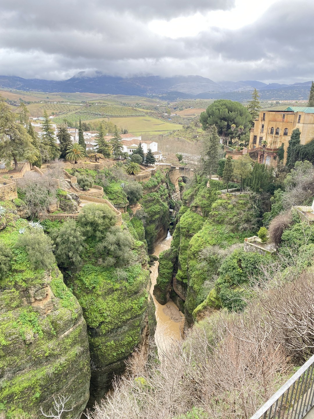 Потрясающая экскурсия. Нам очень повезло с погодой, учитывая дождливый сезон. Всю дорогу слушали интересные факты про