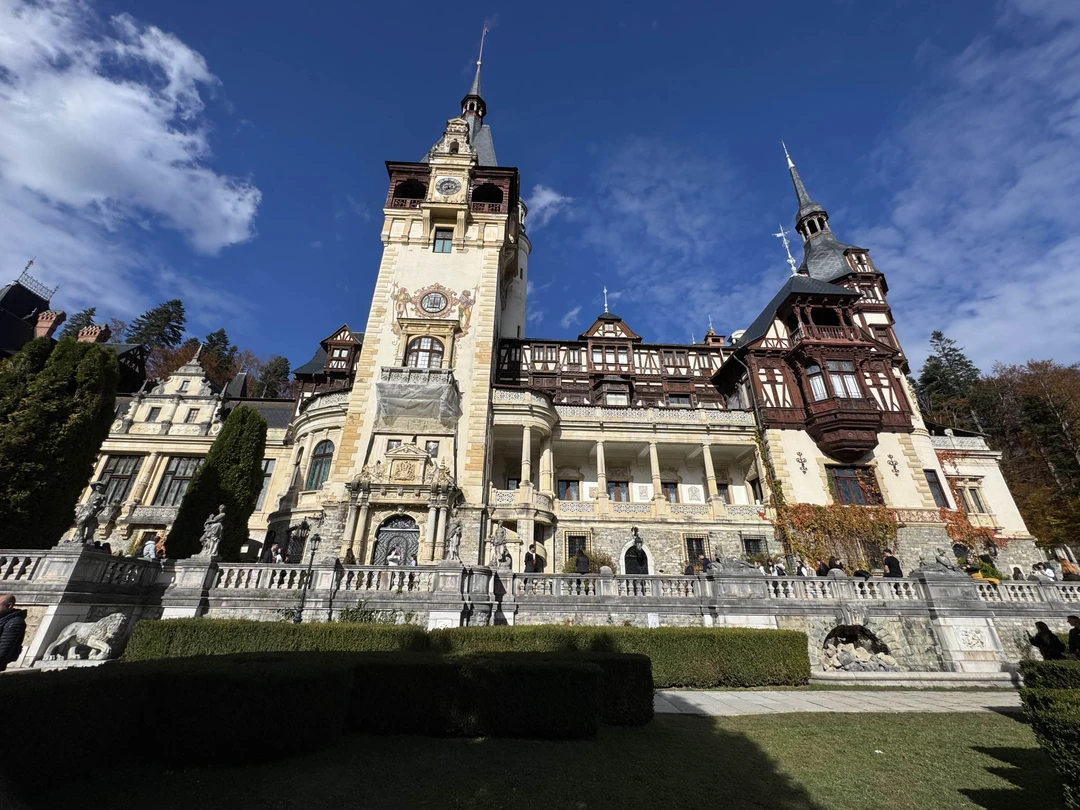 Гид очень хороший, водитель тоже, преодолел все пробки субботнего вечера по чудесной живописной дороге и замки