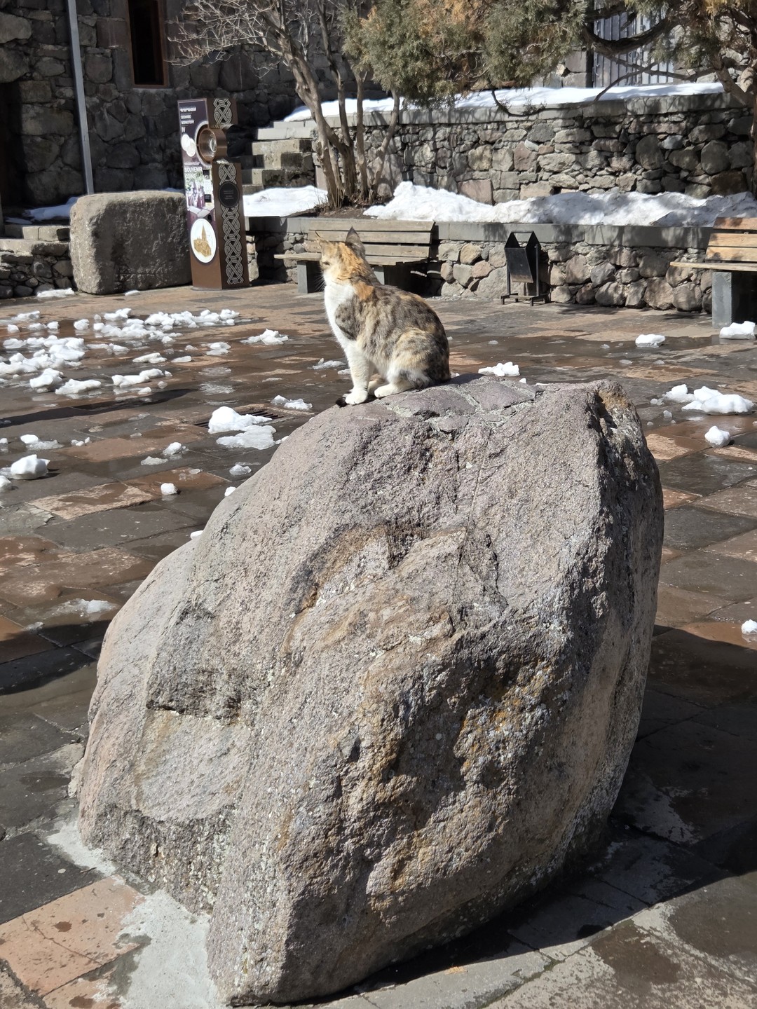 Каменная симфония Гарни, скальный Гегард и обед на озере Севан (Петр)