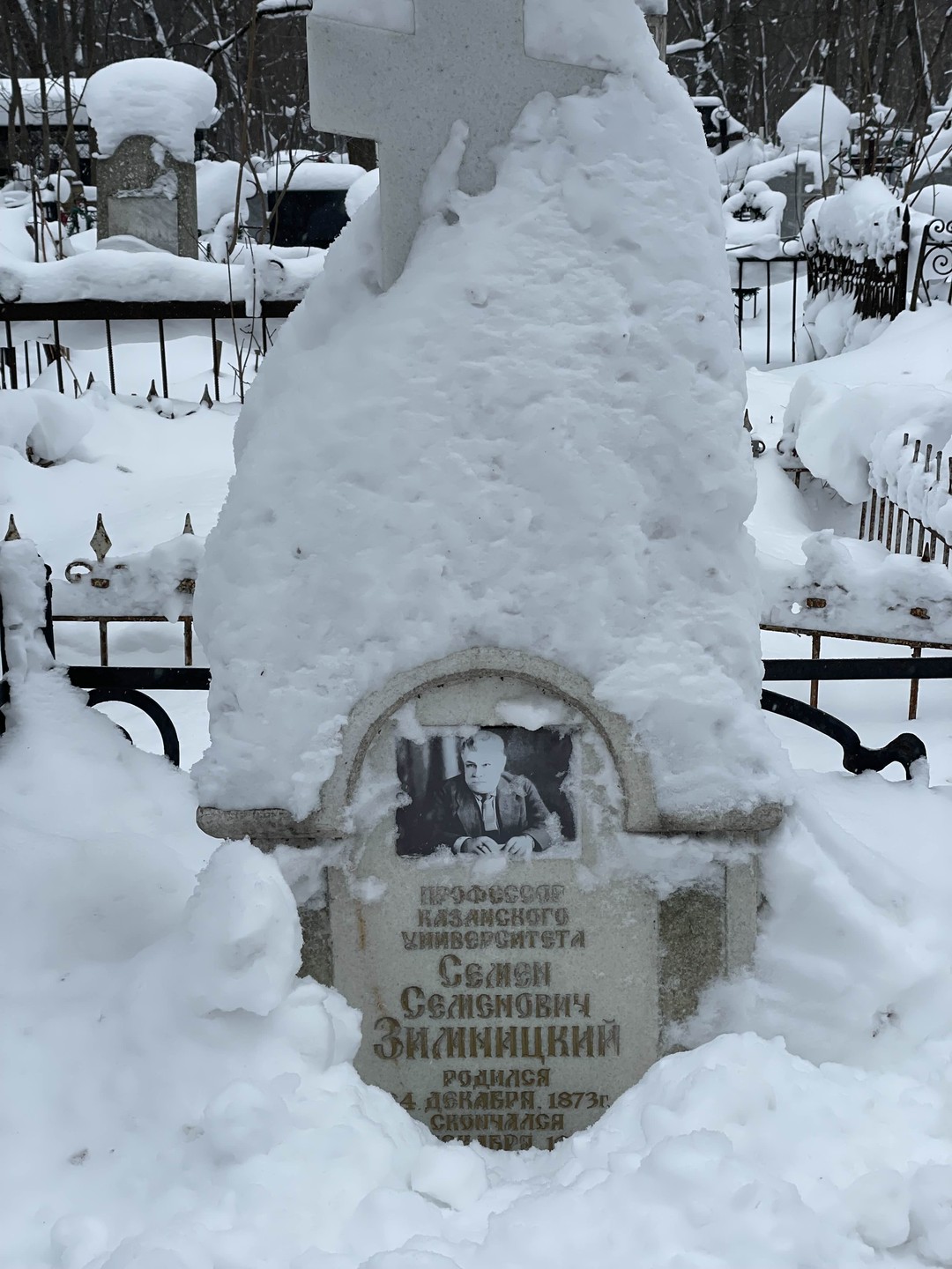 Спасибо Олегу за увлекательную экскурсию в кладбище. Олег очень начитан, чувствуется высшая школа и ученая степень