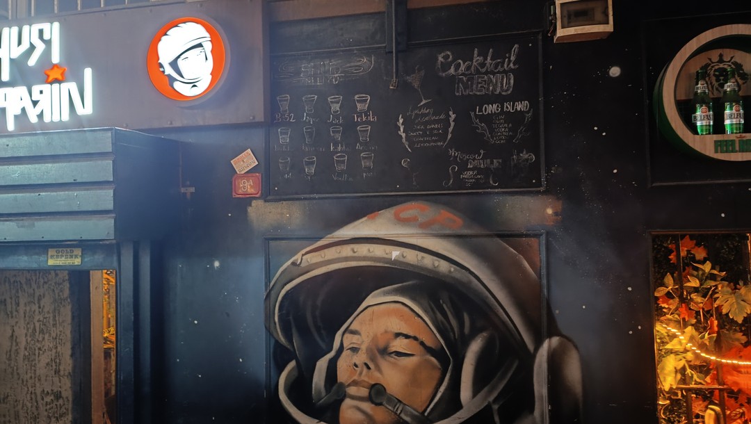 Была прекрасная экскурсия Стамбул: город воспоминаний. Что поражает в Стамбуле: вот центральная улица, толпы туристов, свернул