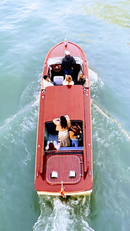 Из аэропорта Марко Поло в отель - на индивидуальном катере