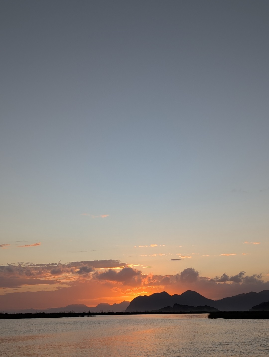 Благодарим за экскурсию, отмечали мой день рождения на лодке, а перед этим были на источниках. Ловили