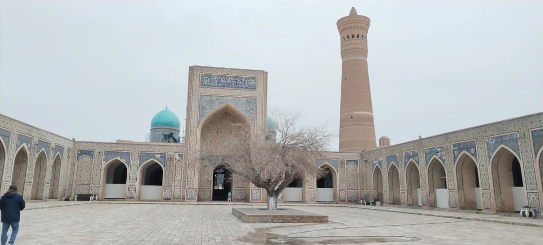 Спасибо большое Наргизе, что познакомила нас с традициями тогда и сейчас, рассказала и показала интересные уголки в древнем ансамбле Бухары