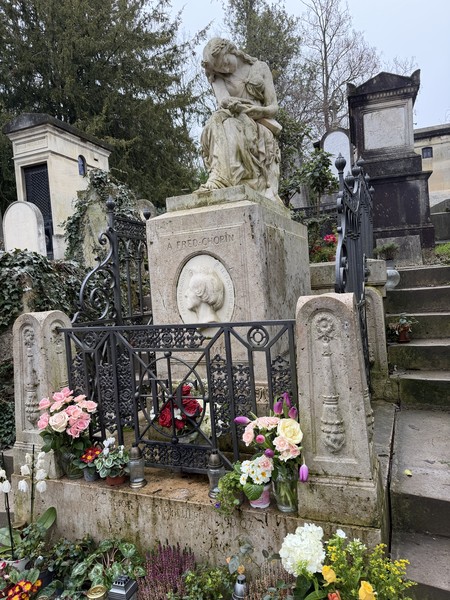 Катарина потрясающий экскурсовод. Если идти на Пер-Лашез, то только с ней. Других вариантов быть не может. Огромное спасибо 🖤🖤🖤