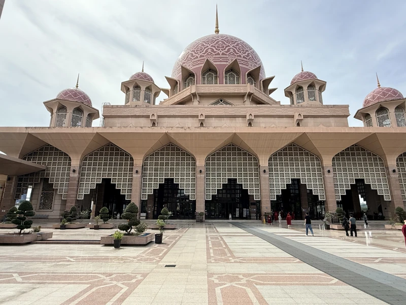 Артур, спасибо за проведенную экскурсию! Все заявленные места посетили, получили информацию о развитии и становлении Малайзии