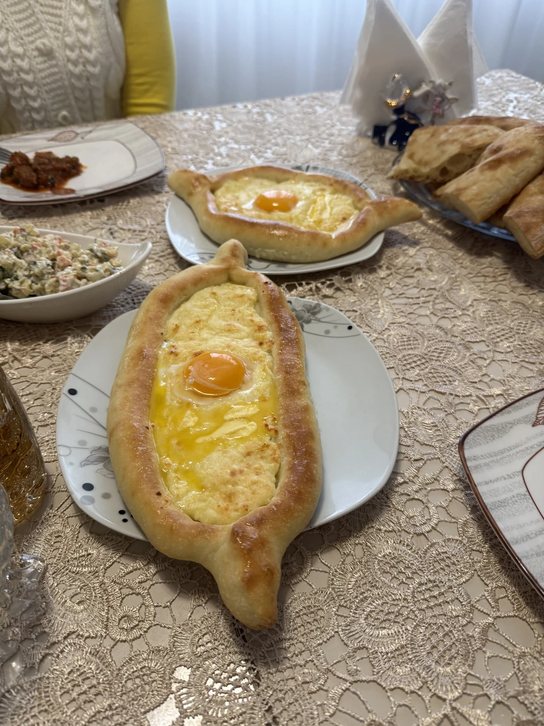 Сегодня побывали на мастер классе по изготовлению хачапури и хинкали. Нам очень понравилось. Хасан и Манана