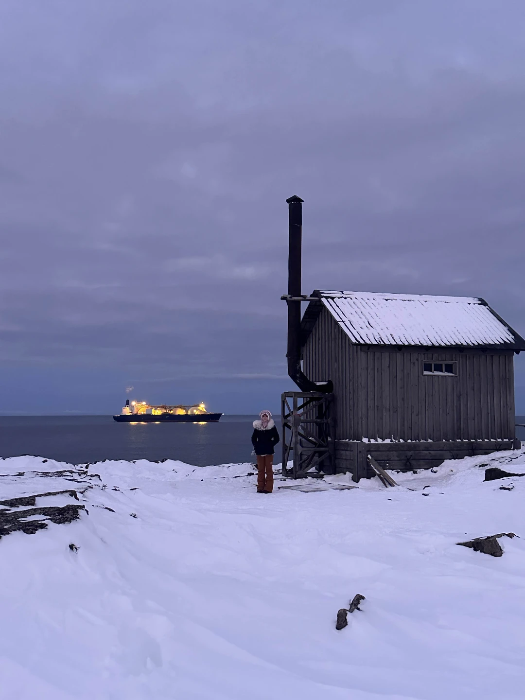 Внимательный гид. На Териберке прорвало какую-то трубу и не было воды и поэтому закрыты рестораны, но голодными нас не оставили)