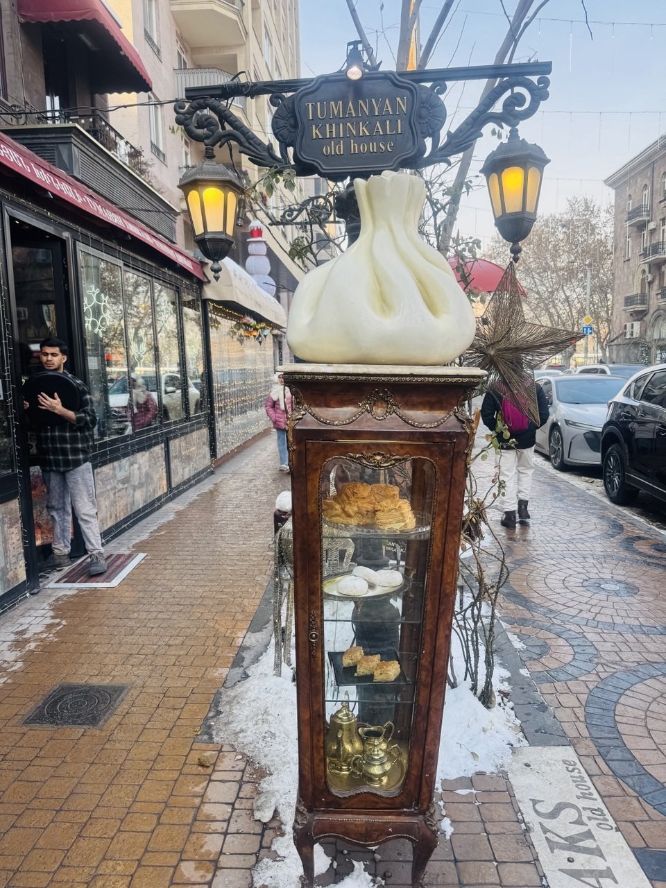 Хотим поблагодарить Алину за прекрасную, содержательную и легкую экскурсию, проведенную по историческому центру Еревана. Алина отличный