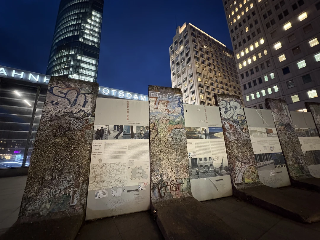 Огромное спасибо Ольге за замечательную экскурсию. Мы прошли синим маршрутом, который начинается в бывшей ГДР, а