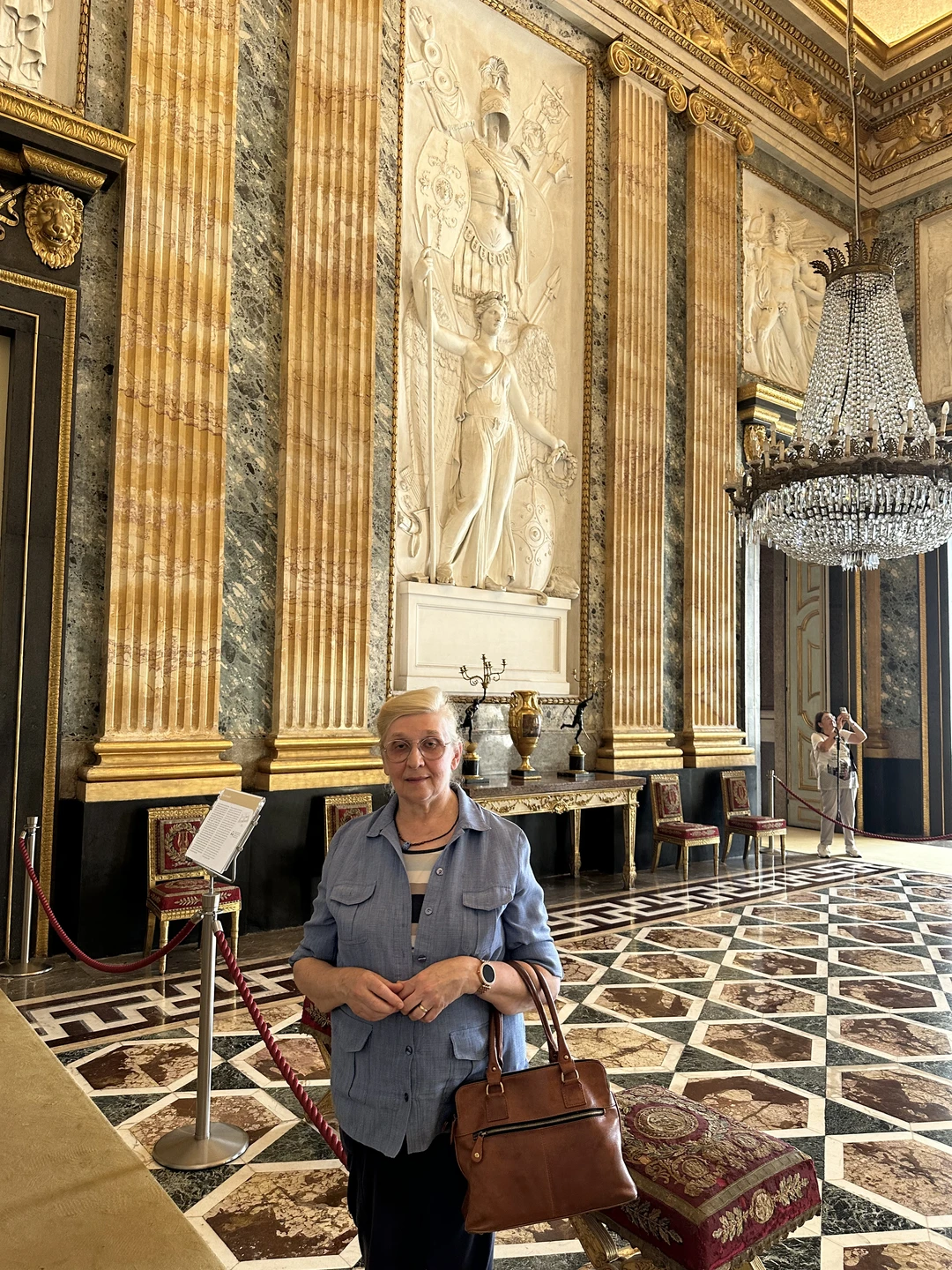 Может быть, сады и не лучше, чем Версаль, но дворец - это пиршество для глаз. Вы