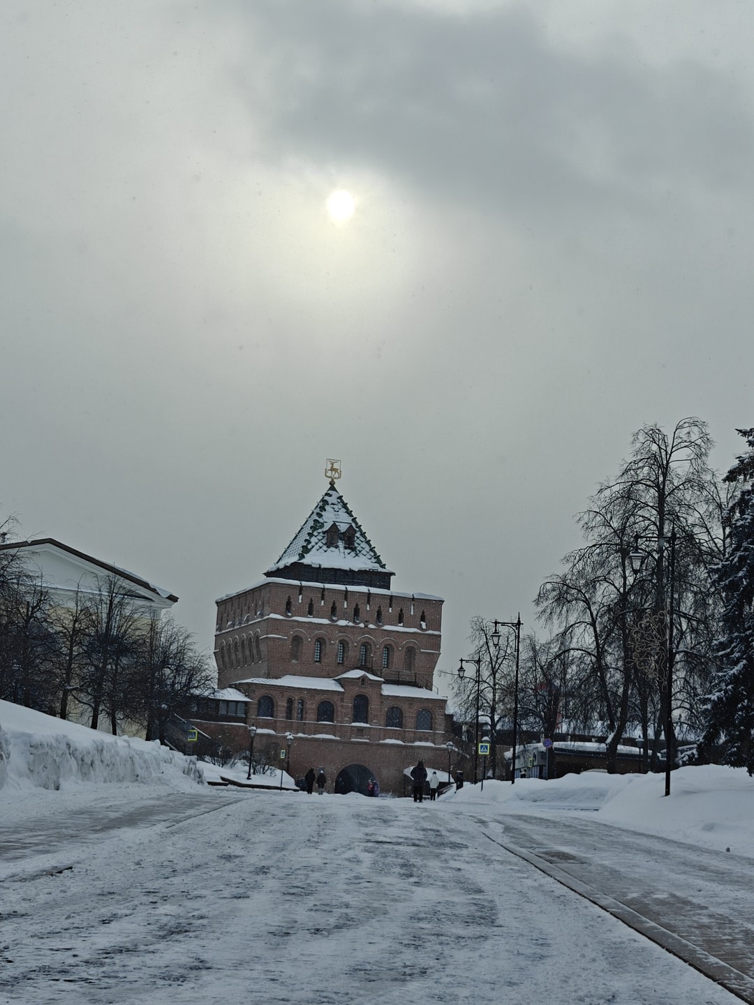 Прошли с Ольгой по зимнему Кремлю. Было холодно и немного ветрено. Но это вообще никак не