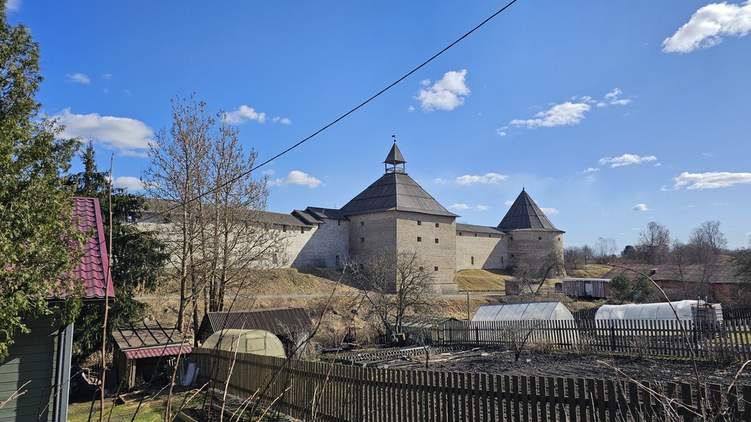 Хотелось побывать в местах древней Руси, в Старой Ладоге. Для удобства выбрали индивидуальную экскурсию. Нашим гидом