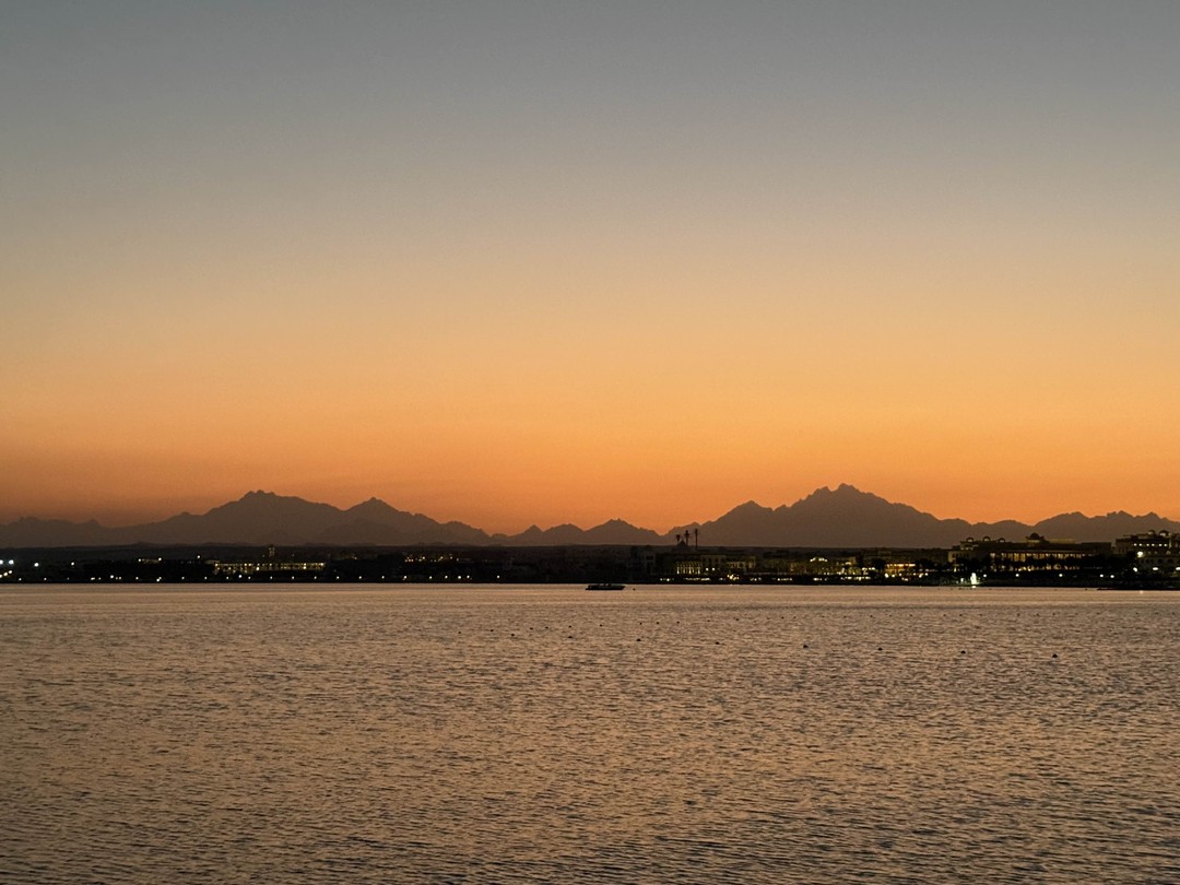 Замечательная необременительная вечерняя прогулка. Закатные горы - это нечто!!! Место тихое, красивое и вполне европейское! Приятно