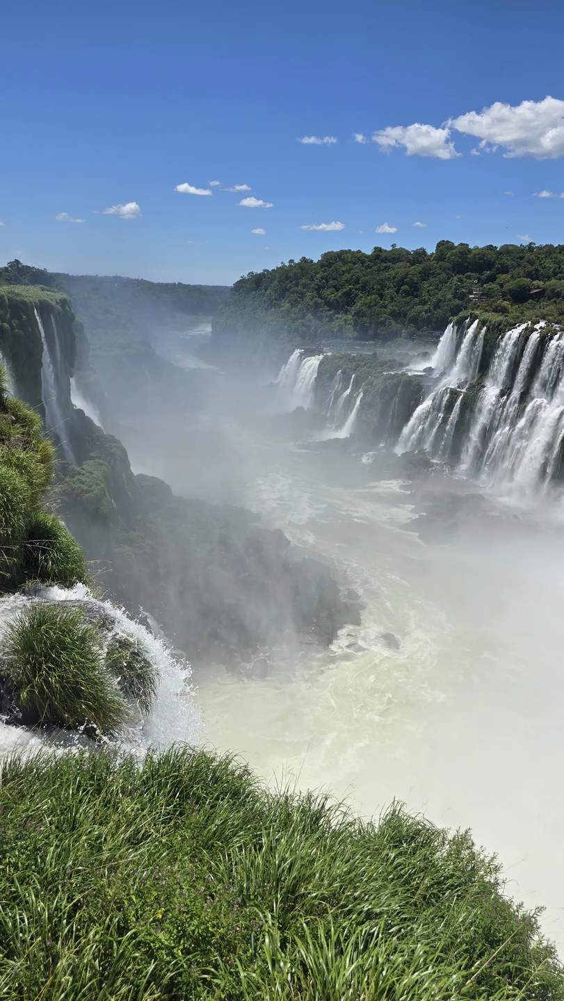 Иван отличный гид, заранее купил удобные билеты для перелета в Игуасу, был всегда на связи, дал