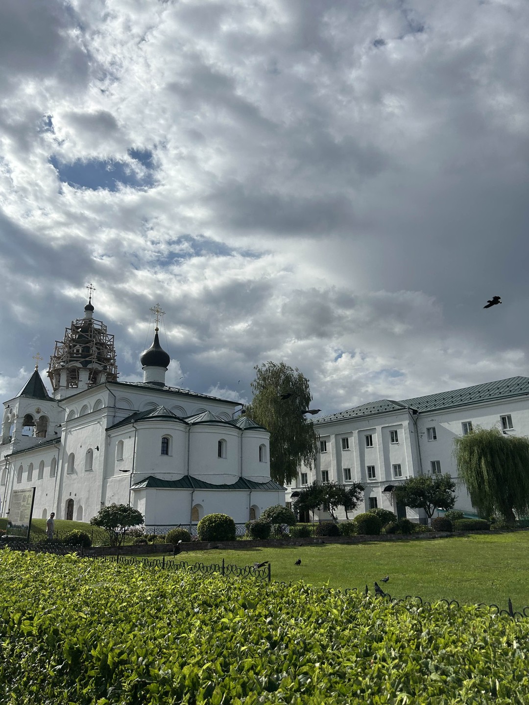 Интересно, даже если ты не православный, гид очень подробно и качественно рассказывает о городе и храмах, отличный водитель
