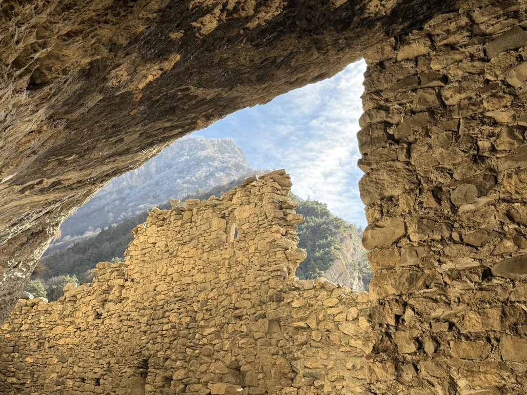 Маршрут продуман до мелочей: потрясающие горные пейзажи, древние башенные комплексы, ущелья и смотровые площадки, от которых