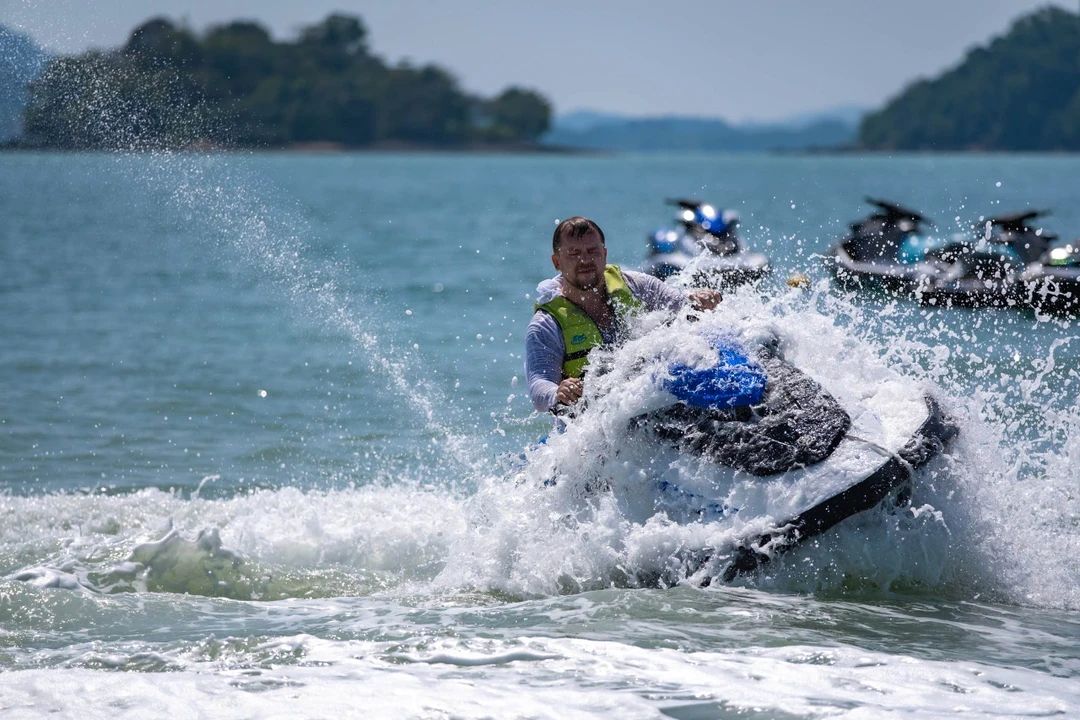 Всем доброго времени. Это не экскурсия, а катание на гидроциклах со скоростью 70 км/ч примерно, зависит