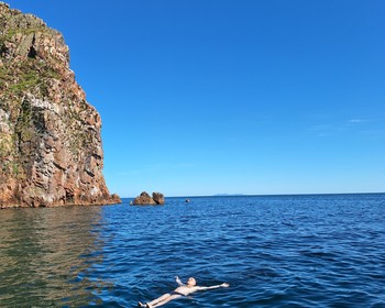 Изысканный завтрак, морская прогулка с барбекю на пляже, отдых в бане и бассейне, утончённый ужин и вечер в таверне