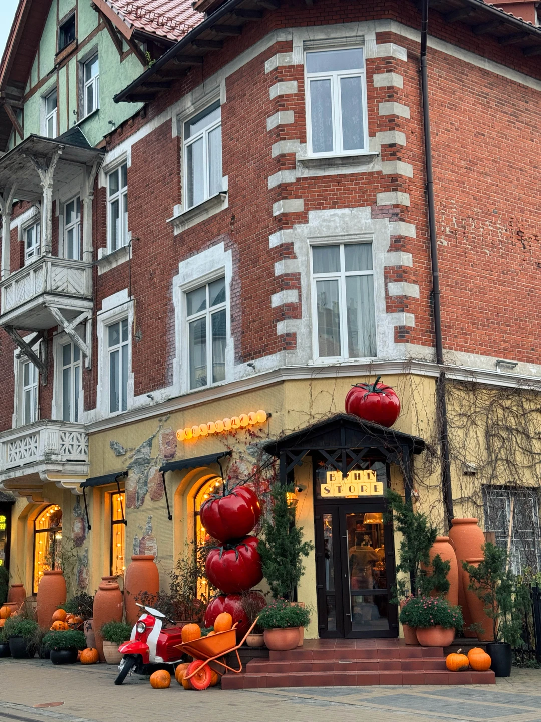 Классная экскурсия, если не учитывать факт большого количества людей, где собираются они не самые пунктуальные и весь автобус их ждёт 😂