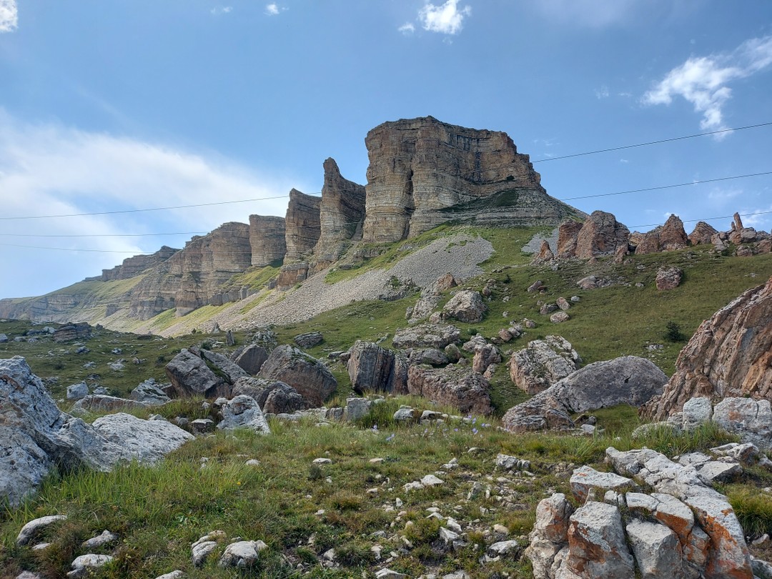 Большое спасибо Ахмату за увлекательную экскурсию на Бермамыт. Приятный, общительный и высокообразованный человек. Знает очень много