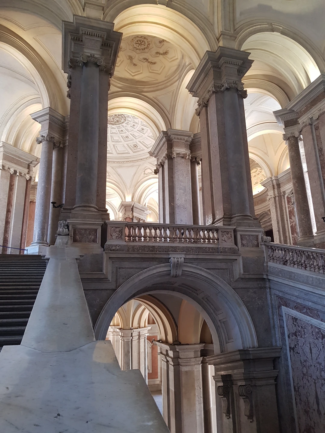 Прекрасный дворец с интереснейшей историей, роскошный парк. Час езды от Неаполя.