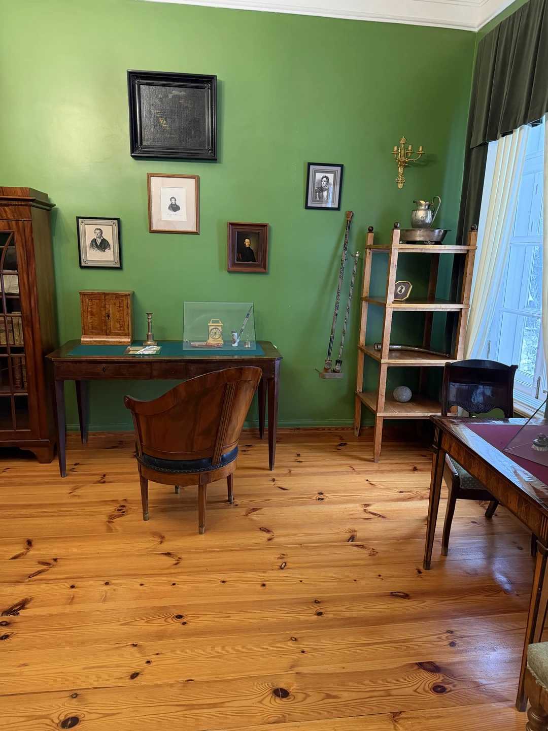 Экскурсовод Юлия Владимировна Дайнеко- это невероятный человек, который читает всего Пушкина наизусть! Это потрясающе, впечатления от