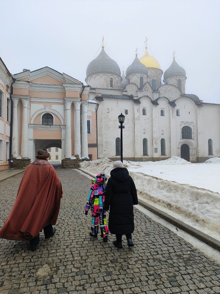 Это не просто экскурсия, а настоящее театрализованное путешествие во времени! В костюме новгородского купца нас встретил