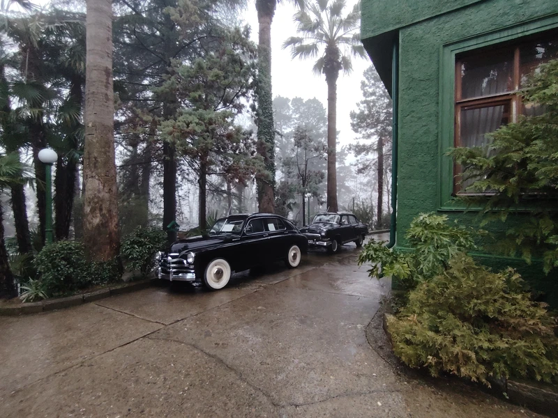 Отлично съездили! Побывали на даче Сталина, дегустации вина с прикольной познавательной лекцией, потом были на горе