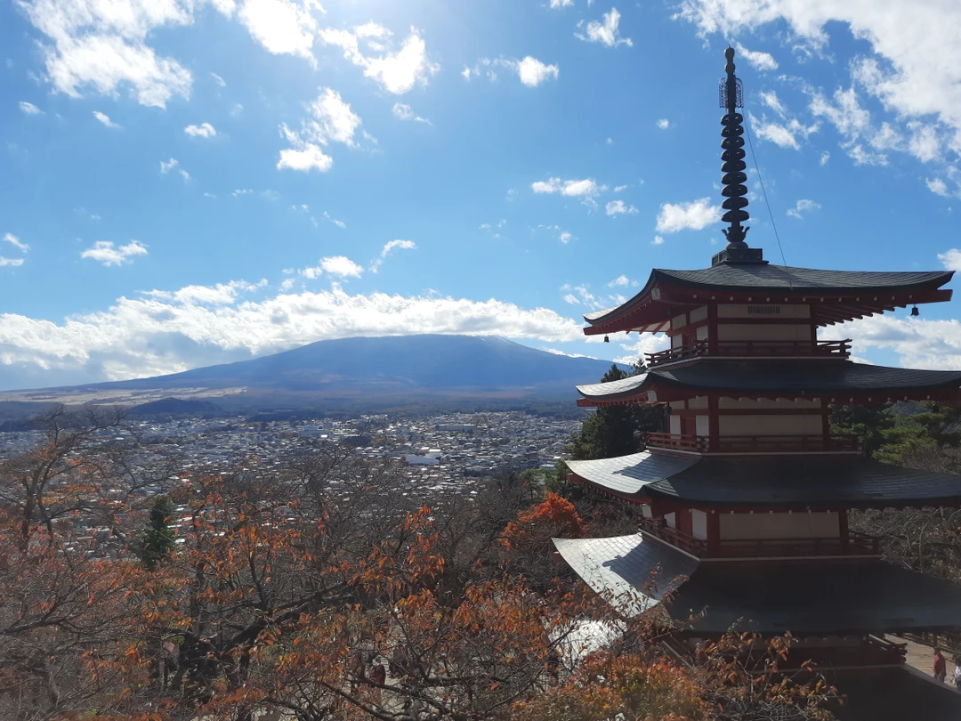Шикарная экскурсия! Огромное спасибо гиду! Фудзияма весь день была видна, правда верхушечка закрывалась облаками периодически, но