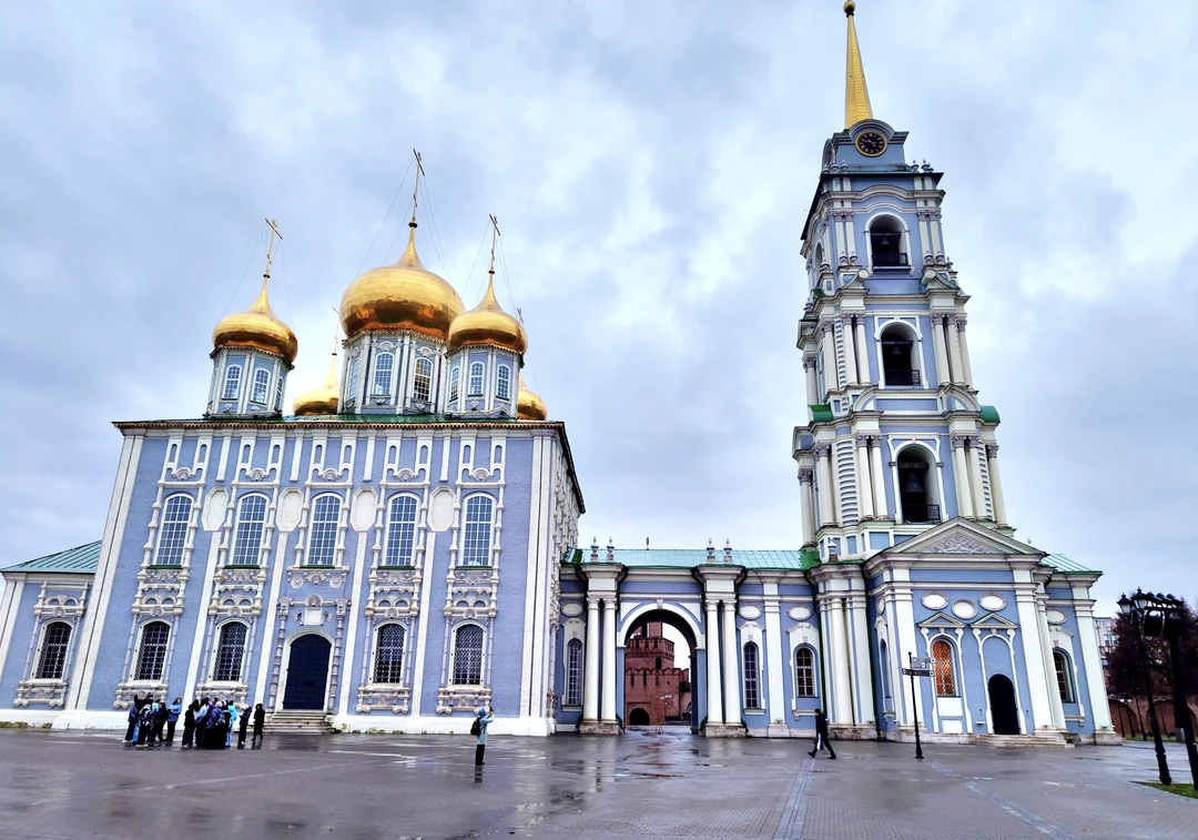 Спасибо огромное за прекрасную экскурсию Александру! Были на экскурсии с ребёнком, даже его Александр заинтересовал своими