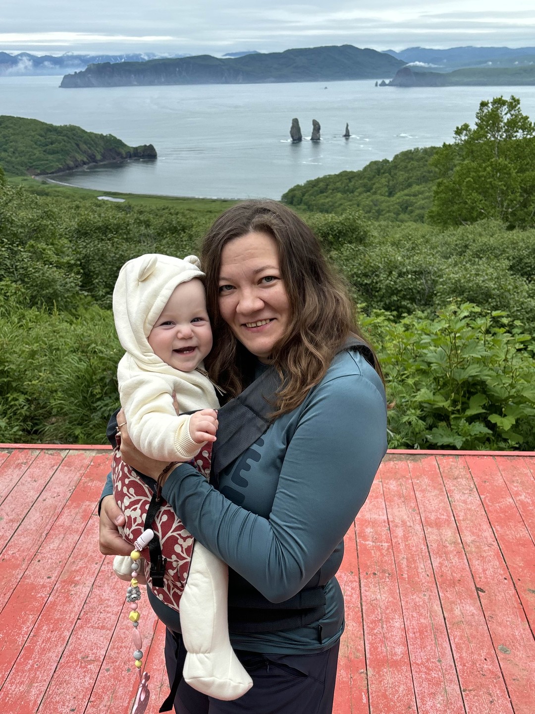 Большой семьей мы побывали на Камчатке: двое взрослых и 4 наших детей: 12,10,7 лет и малышка 9 месяцев! Благодаря гиду Сергею, мы полюбили этот край!