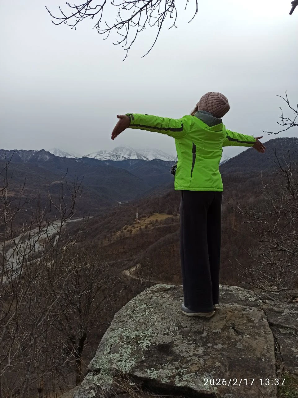 Это было шикарное приключение для нас с детьми 12 и 4 лет. Подъемники закрыли из-за непогоды