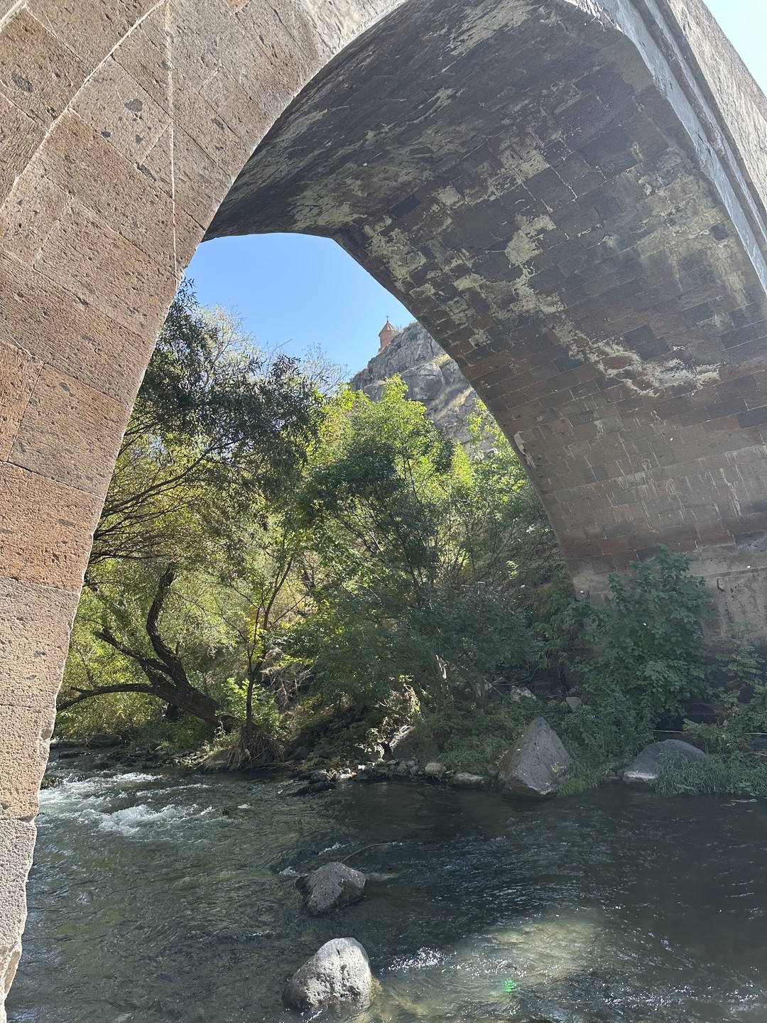 Нона очень приятный внимательный гид. Много знает о своем городе. Ясно и понятно преподносит материал. Аштарак