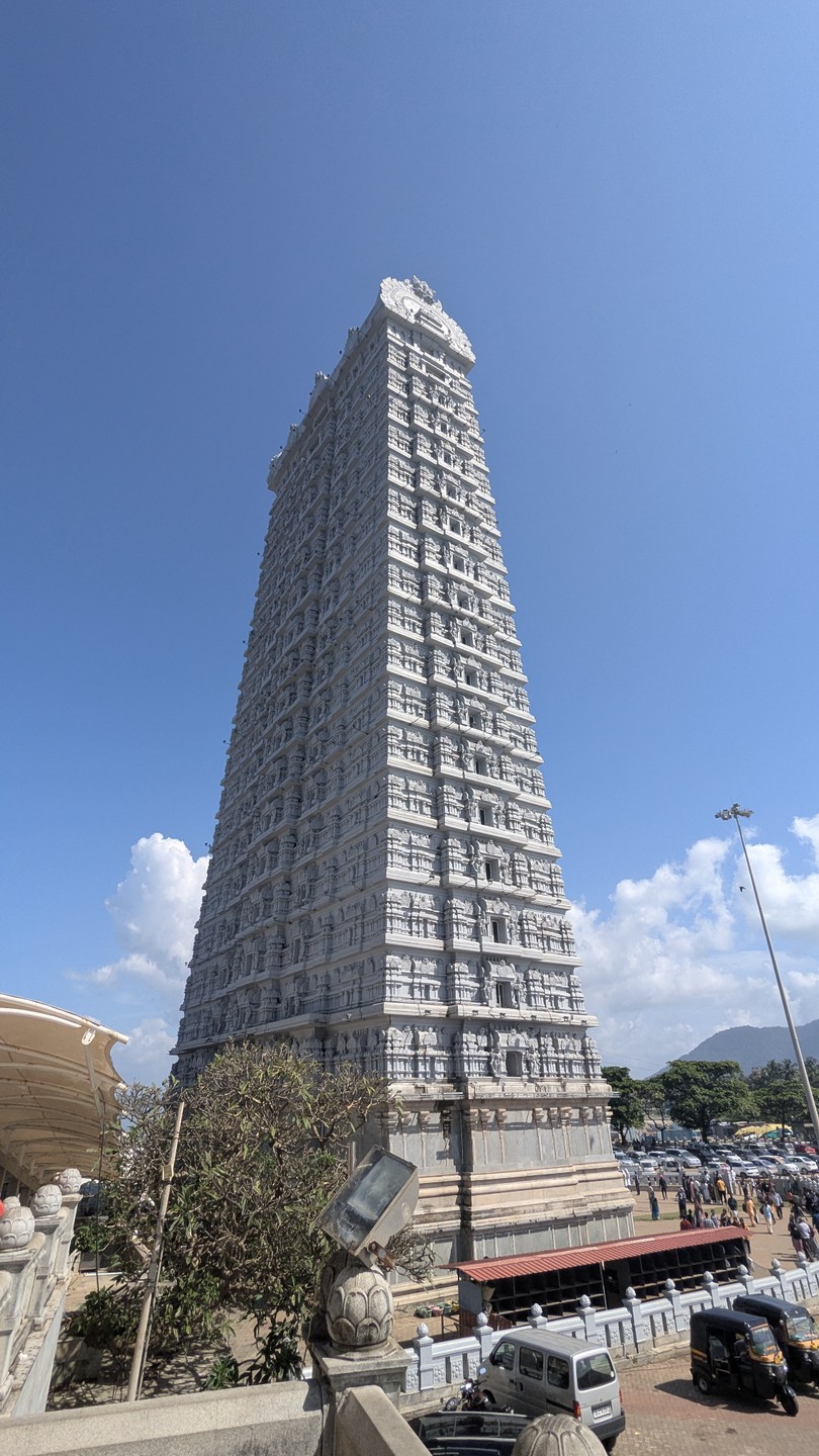 Гид был Роман. Если будет возможность - выбирайте его, прекрасный рассказчик, многое знает, держит темп и