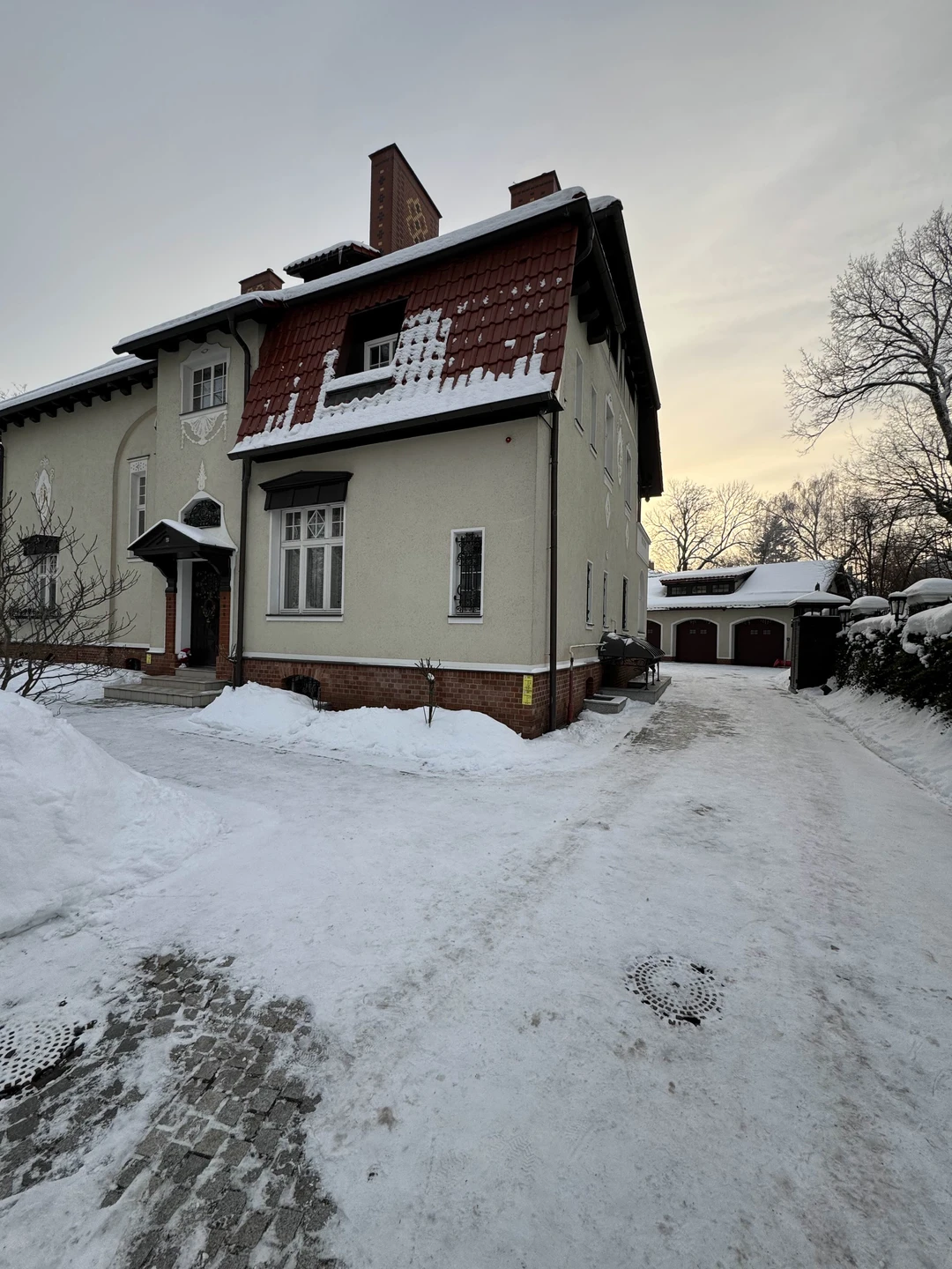 Лилия, очень приятная) спасибо огромное за супер экскурсию, максимально информативно, интересно, классная спокойная подача, зашли к