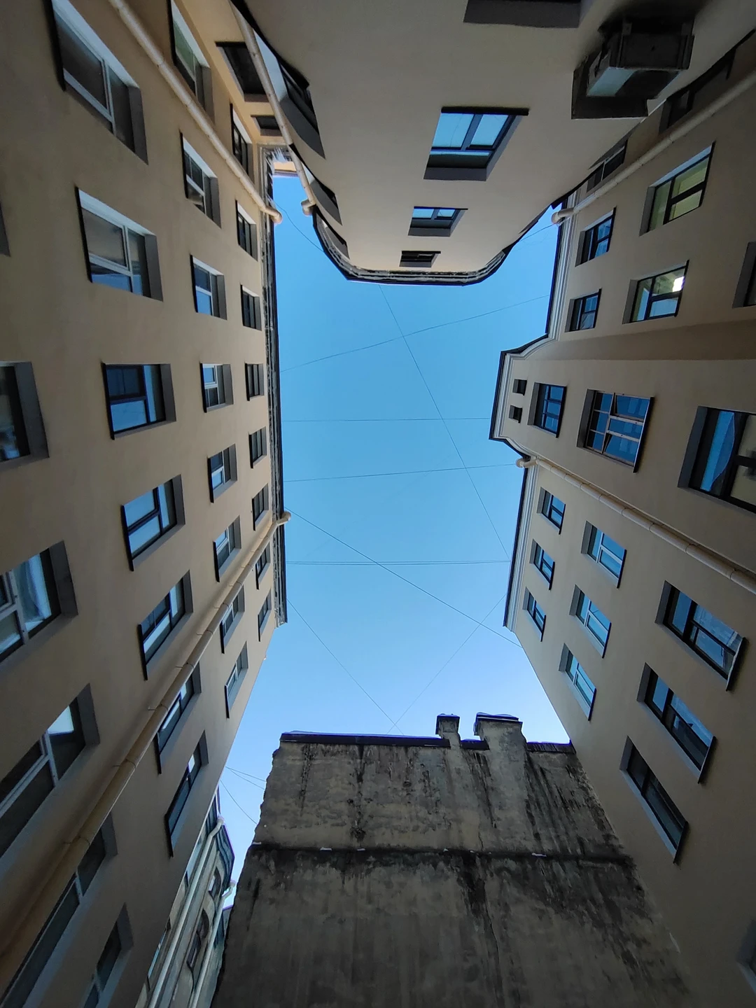 Очень интересная экскурсия по дворам и парадным практически в самом центре Петербурга. Давно хотелось на такую