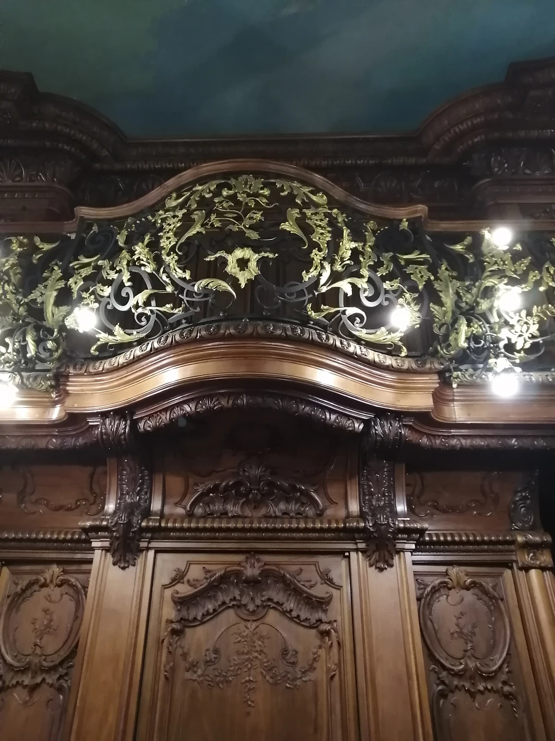 Особняк совершенно не взрачный снаружи, скрывает в себе сокровища удивительной красоты, где каждое помещение поражает своим