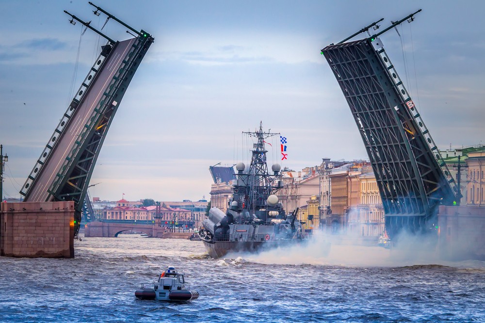 Фото отзыва 3: авторский тур "День ВМФ на берегах Невы: парад в Петербурге, крепость Орешек и Кронштадт"