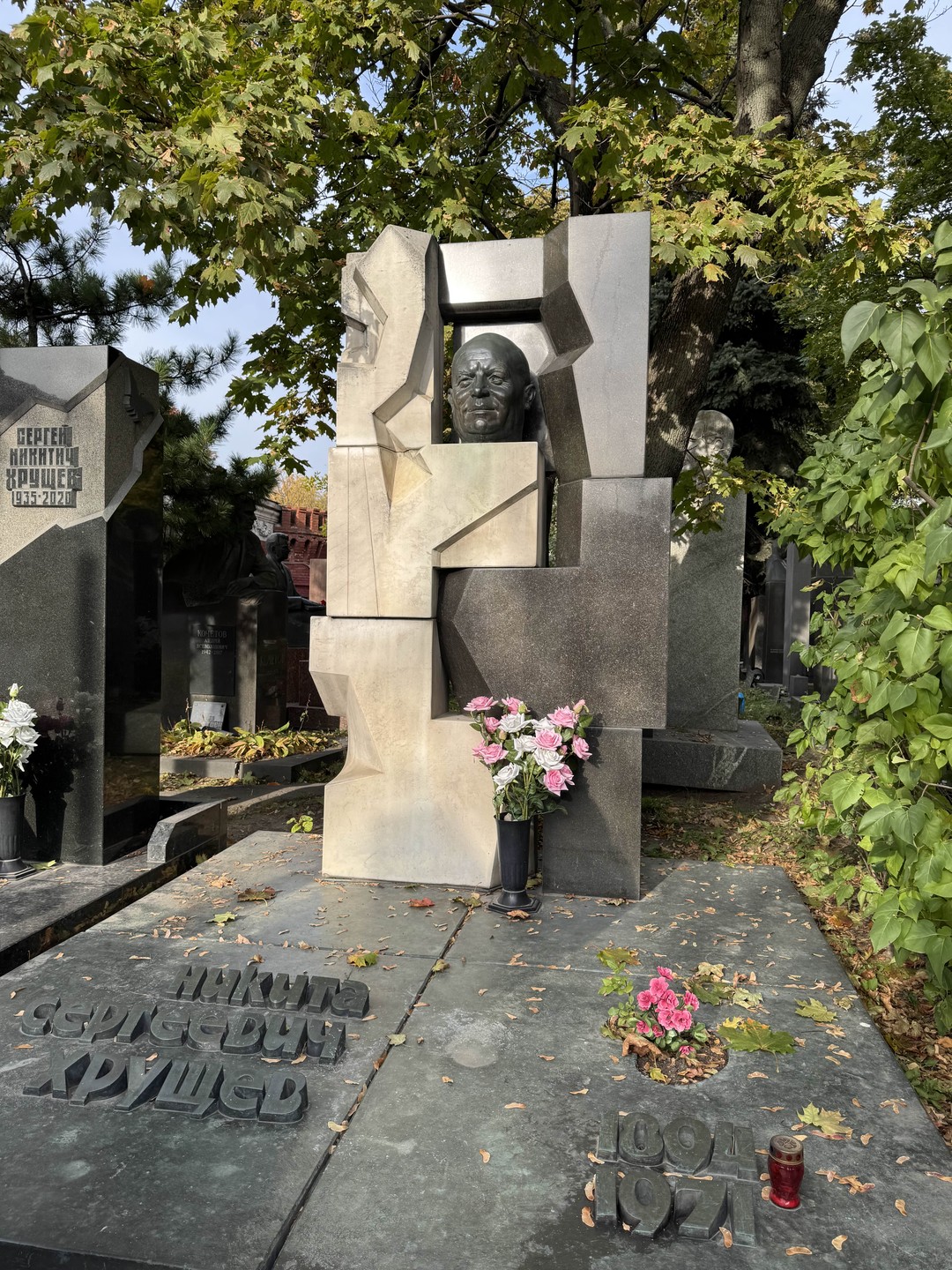 Любовь и трагедии Новодевичьего кладбища (Волик)