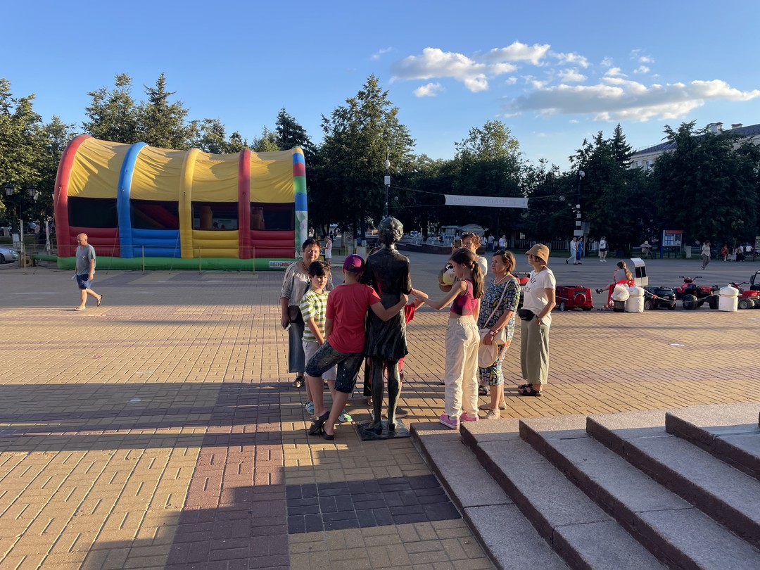 Юлия сумела заинтересовать наших 4-х внуков 6,7,9,12 лет, что не просто. Да и взрослым было не