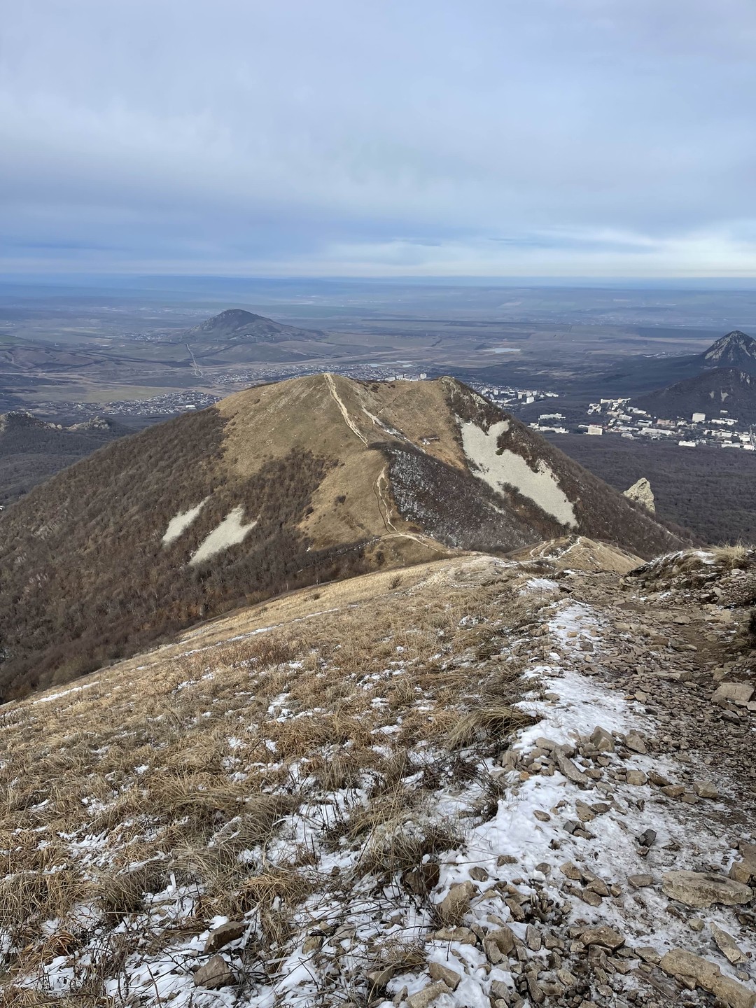 Рекомендую Егора! Профессиональный гид и инструктор по подъему. Поддержал меня когда было страшно, всегда страховал и был внимателен
