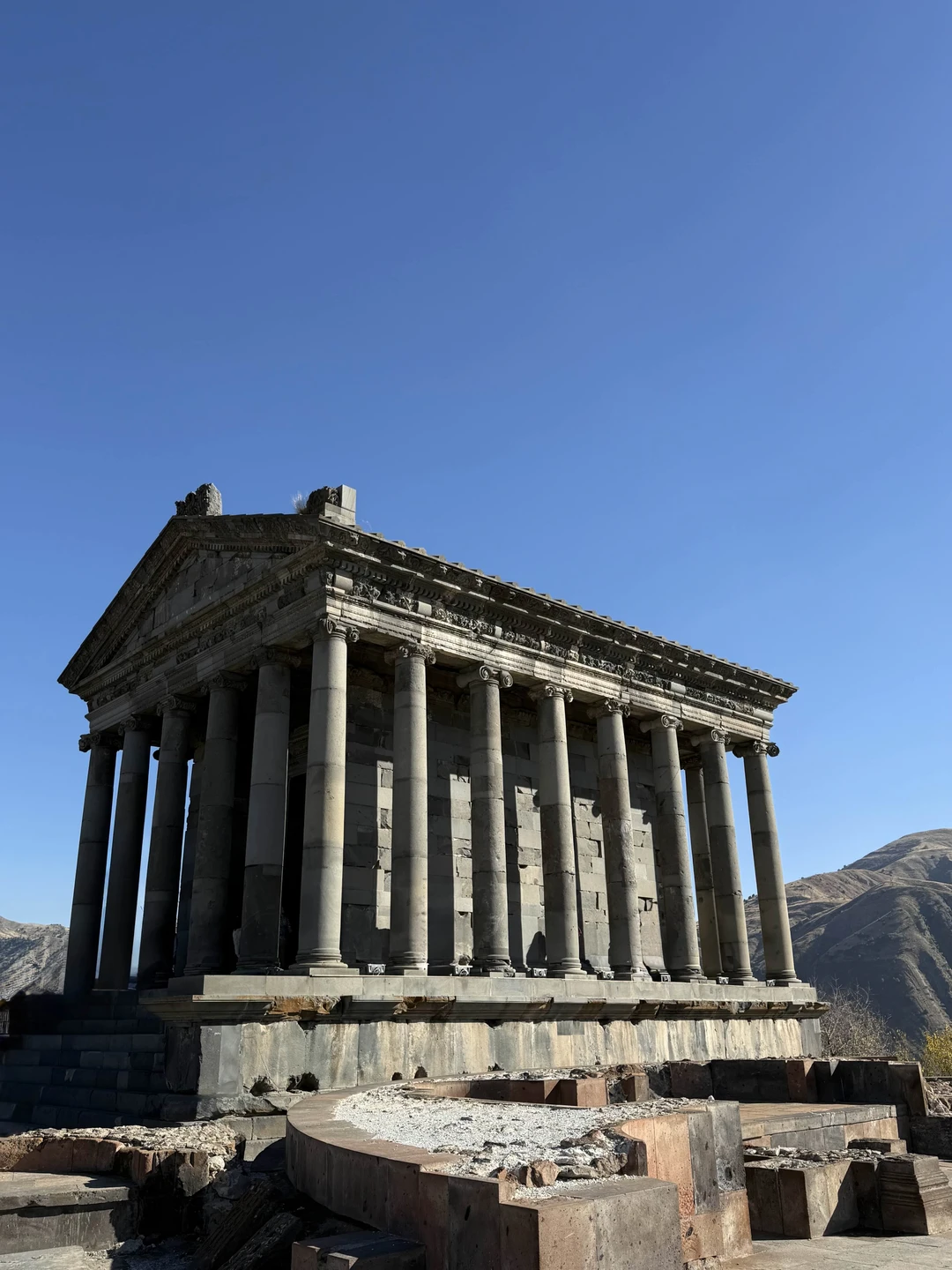 Отличный маршрут, интересный гид, хороший и внимательный водитель, красивые локации. Приятно провели время