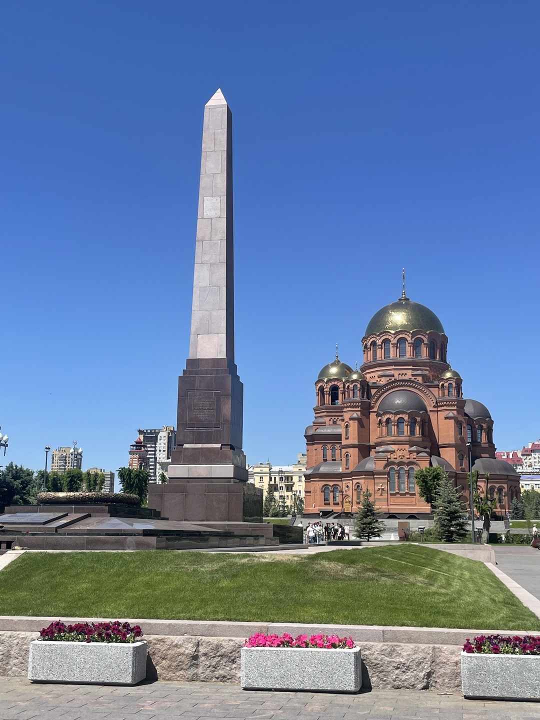 Отличная обзорная экскурсия. Были проездом в Волгограде, посмотрели основные достопримечательности за день. Владимир все рассказал, провез